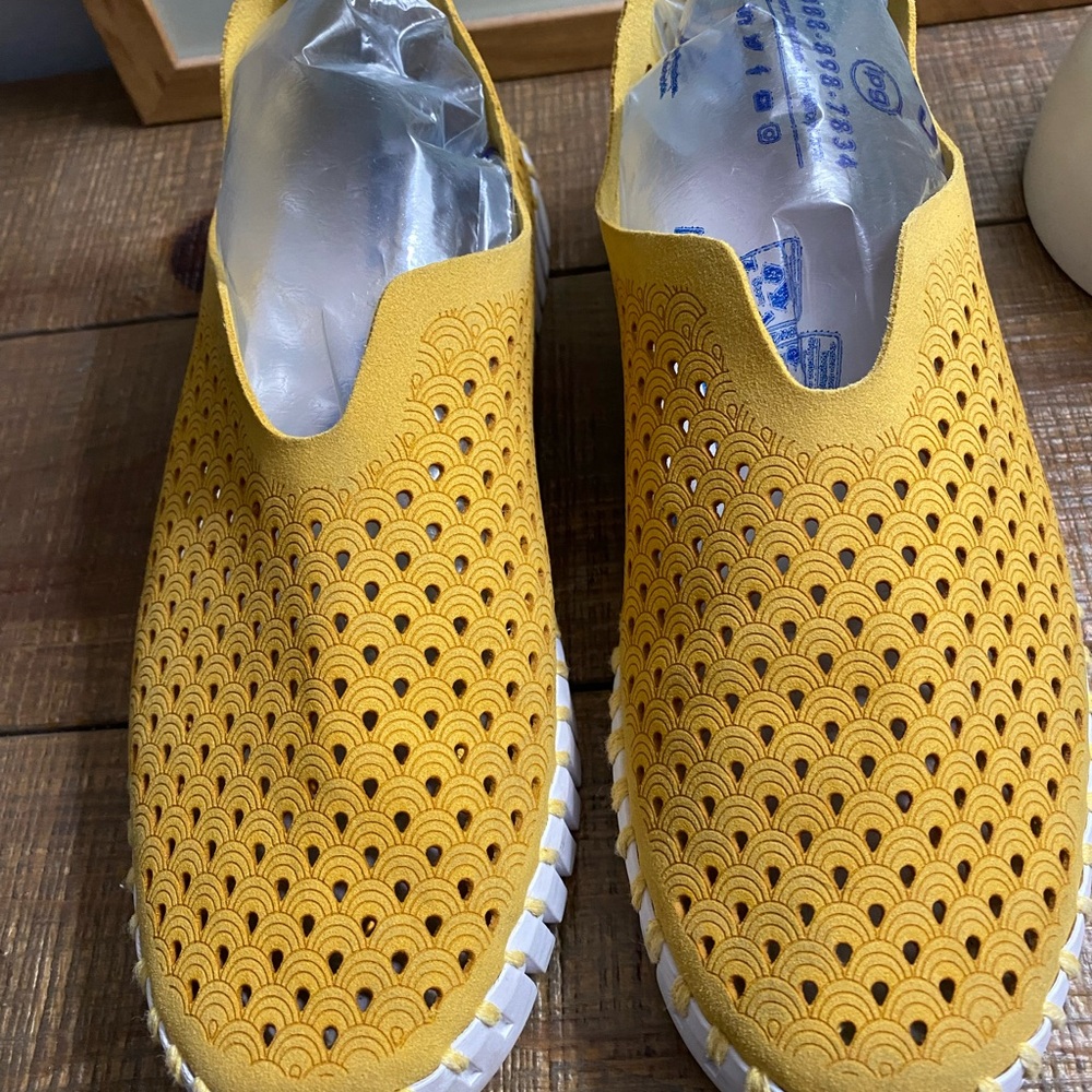 ISLE JACOBSEN Tulip Slip on